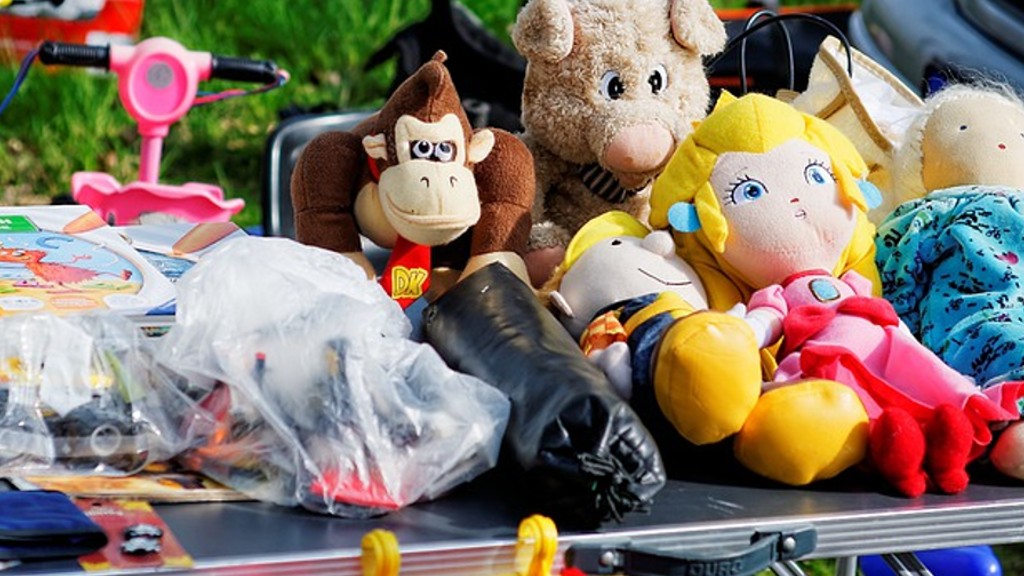 Kinderflohmarkt. Foto: SofiLayla / pixabay.com https://pixabay.com/de/photos/flohmarkt-kiste-krempel-st%c3%b6bern-2552658/